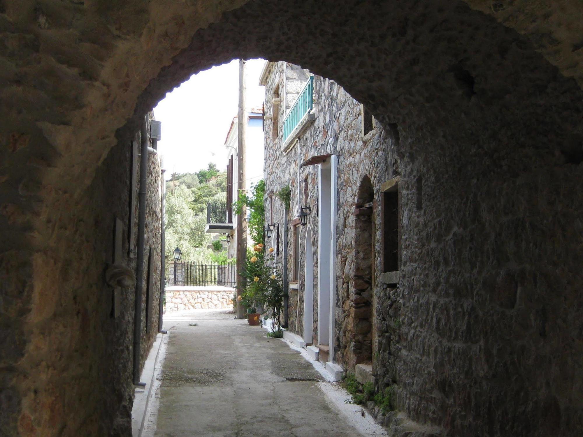 Traditional Hotel Ianthe Vessa Exterior photo